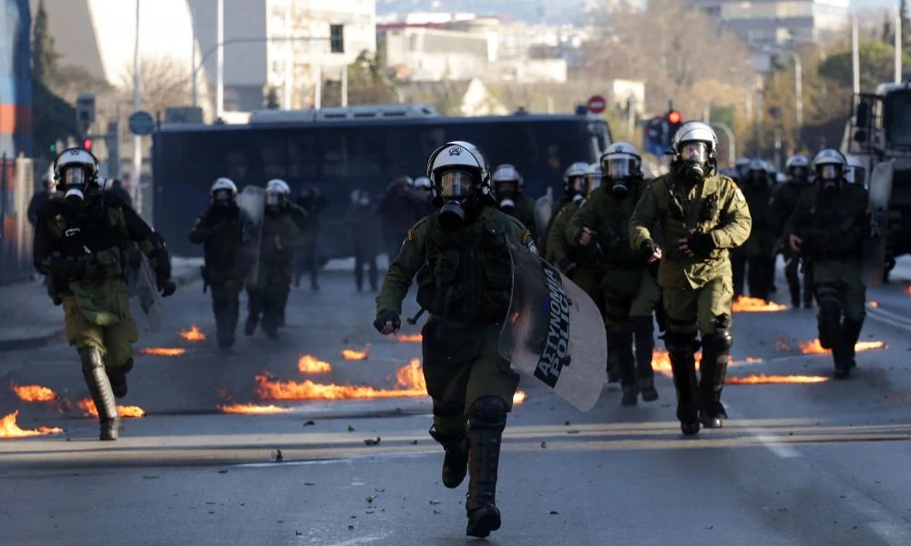 Θεσσαλονίκη: 26χρονη που πέταξε μολότοφ στα χθεσινά επεισόδια κατηγορείται για κακούργημα